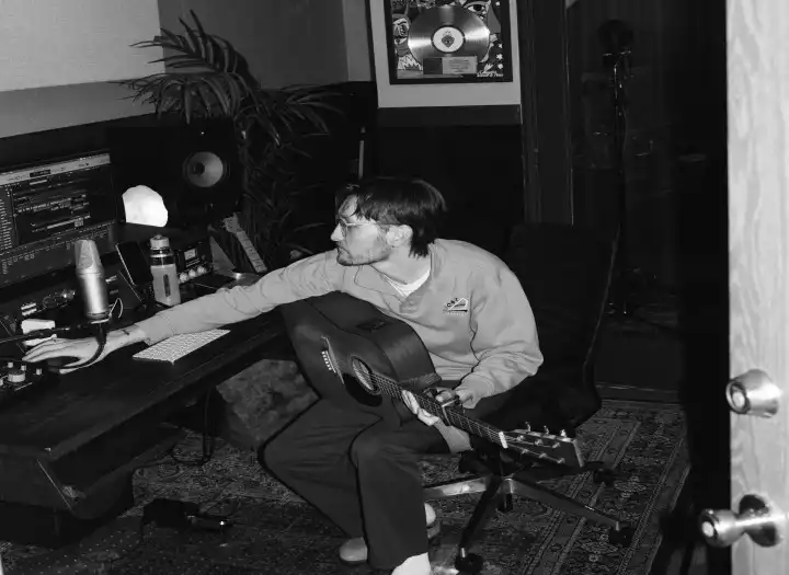 SESSION GUITARIST - Rubber Bridge, Acoustic or Electric