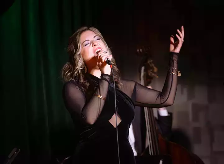 Thea Danos - Experienced Female Lead Vocal