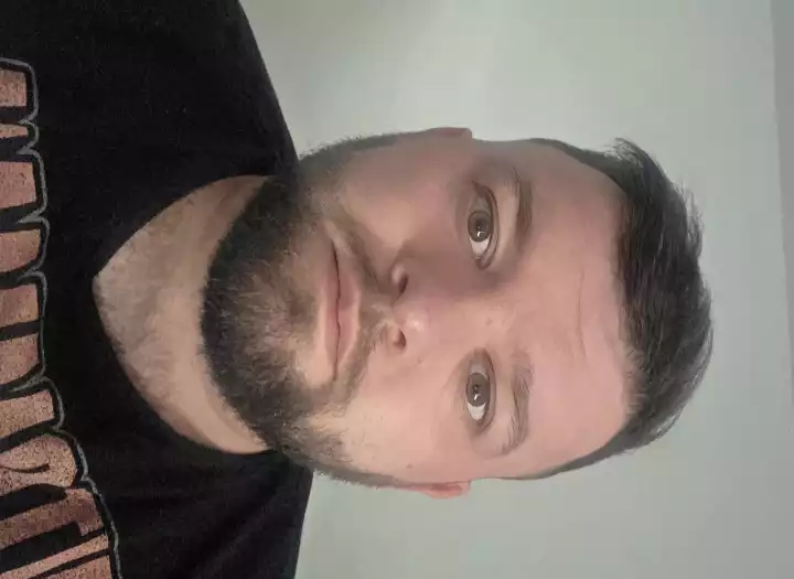 Male vocalist and guitarist who specialises in rock, heavy metal, pop and classical