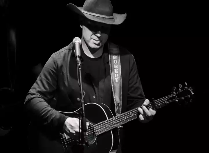 Singer Tenor | Country | Indie | Folk - Pop | Songwriter