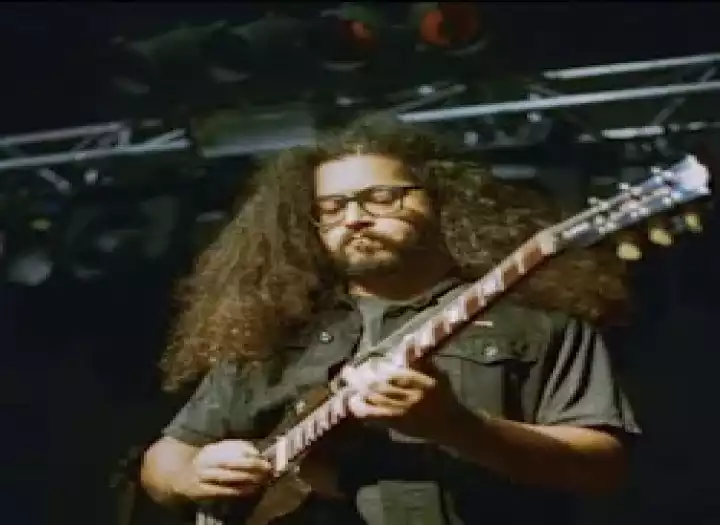 Professional electric guitarist, pop, rock and funk.