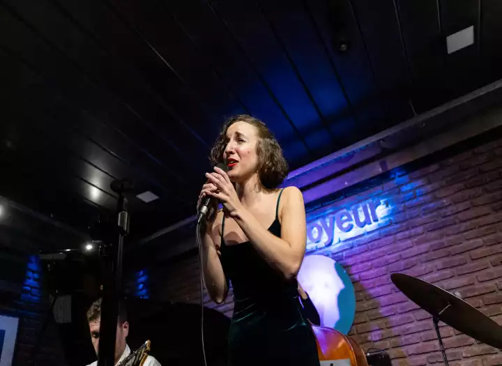 I will sing your jingle in english, spanish or portuguese