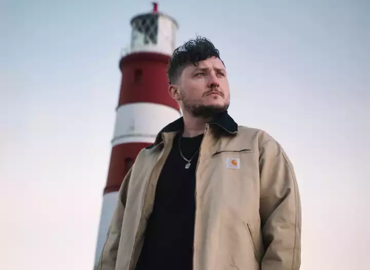 Pro Songwriter and Ghostwriter for Rock, Pop & EDM – Lyrics written for Warner, BMG, Netflix