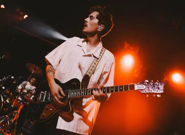 PROFESSIONAL TOURING AND RECORDING SESSION GUITARIST