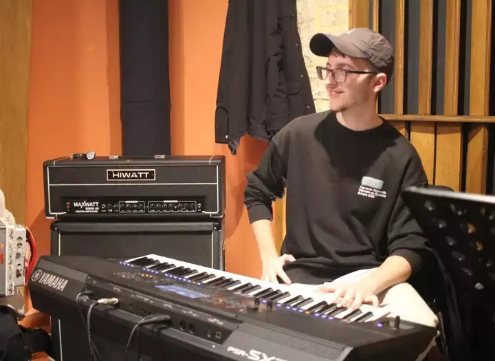 Custom Keyboard Tracks: Piano, Rhodes, Synths & Pads for Your Song