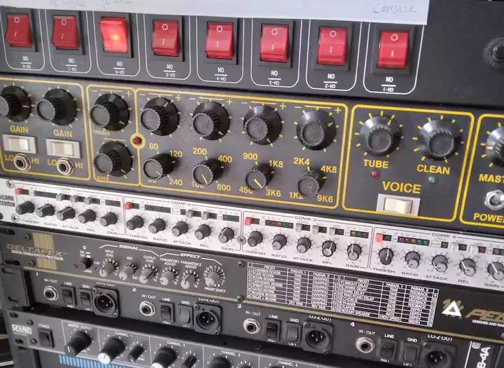 Mixing experimental, punk, noise rock, indie