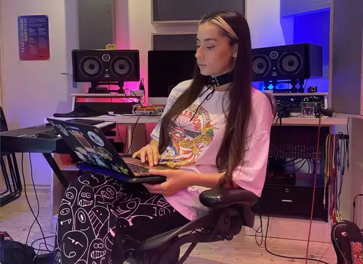 PRO Alt-Pop vocalist - RECORD LEAD AND BACKUP VOCALS FOR YOUR SONG
