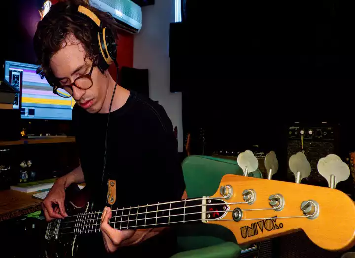 Play bass on your indie song