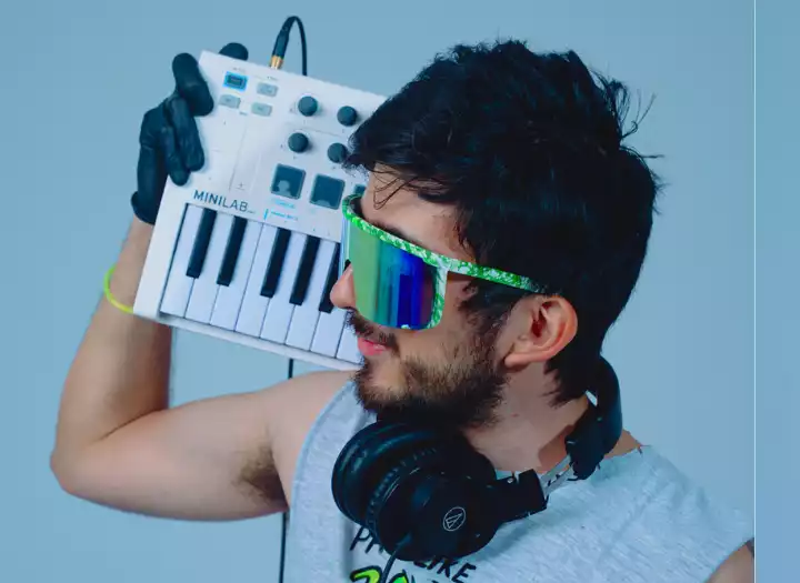 Custom beats for Hip Hop / Pop/ EDM/ Latin/ Kpop