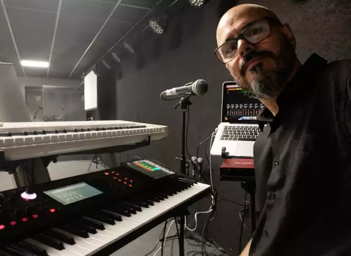 PIANO, KEYBOARDS AND SYNTHS POP/ROCK TRACKS