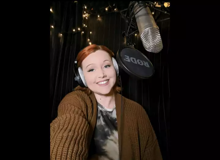 Warm and Youthful Female English Voice Over - Commercial, Corporate, Explainer