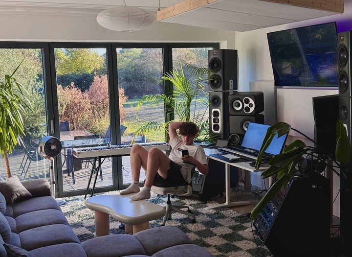 Male vocalist pop/house/edm