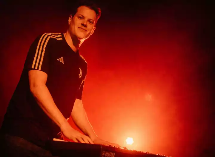 I will be your session pianist and keyboardist