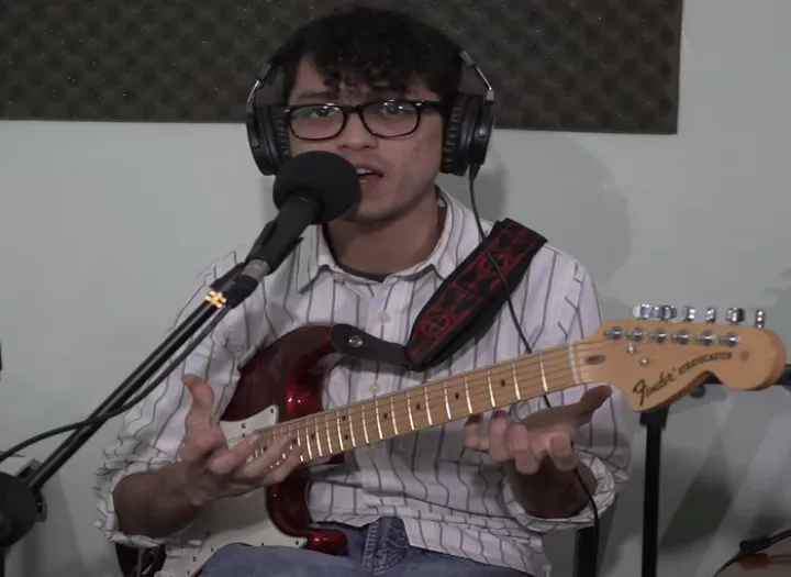 I will provide a beginners guitar course from zero to hero