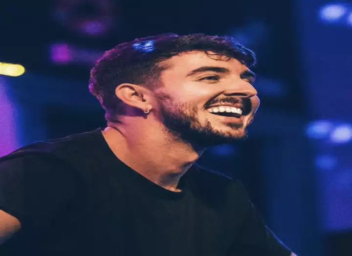 Polished lead vocals and custom arrangements across R&B, Pop, and Rock.