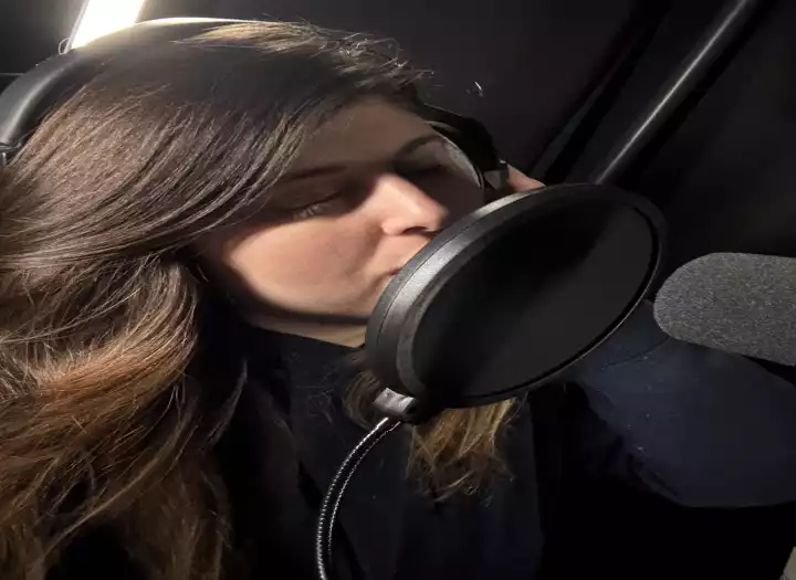 Pop and RnB vocalist offering expressive lead vocals with strong belts, airy head voice, and emotional delivery